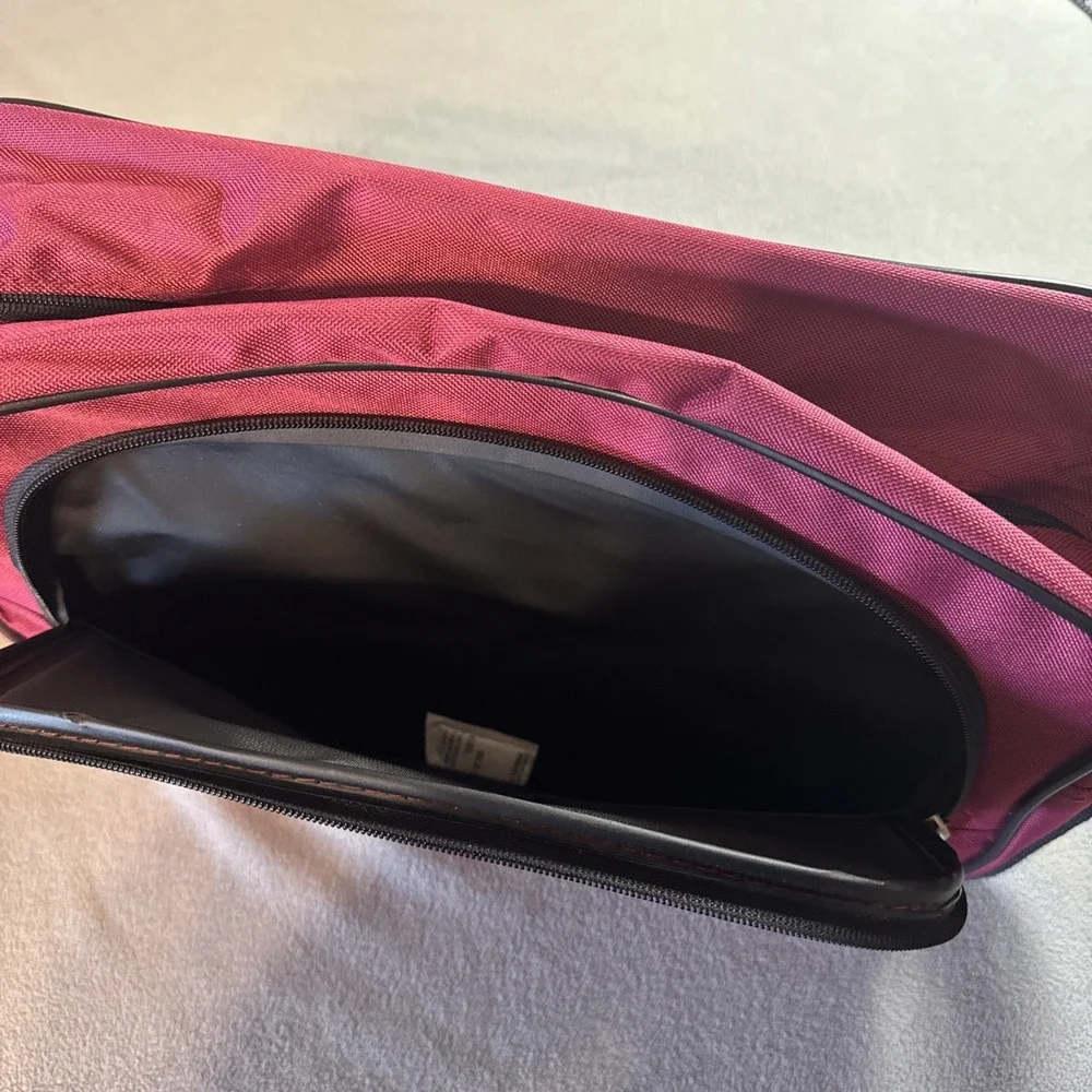 Leisure Luggage Lafayette 3370 Red Over Night Carry On Tote Bag